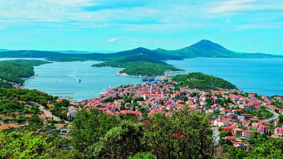 Po wyczarterowaniu łódki, np. w Zadarze, można skierować się na wody zatoki Augusta i wyspę Lošinj z klimatyczną miejscowością Mali Lošinj.