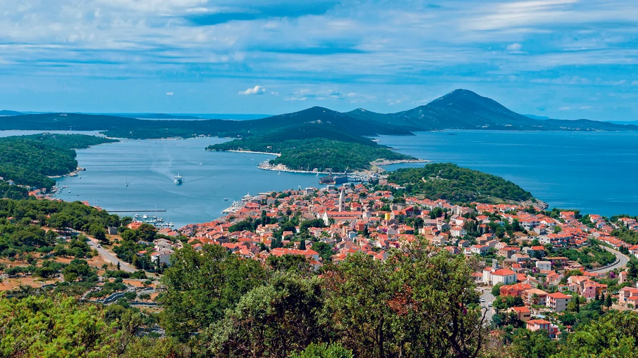 Po wyczarterowaniu łódki, np. w Zadarze, można skierować się na wody zatoki Augusta i wyspę Lošinj z klimatyczną miejscowością Mali Lošinj.