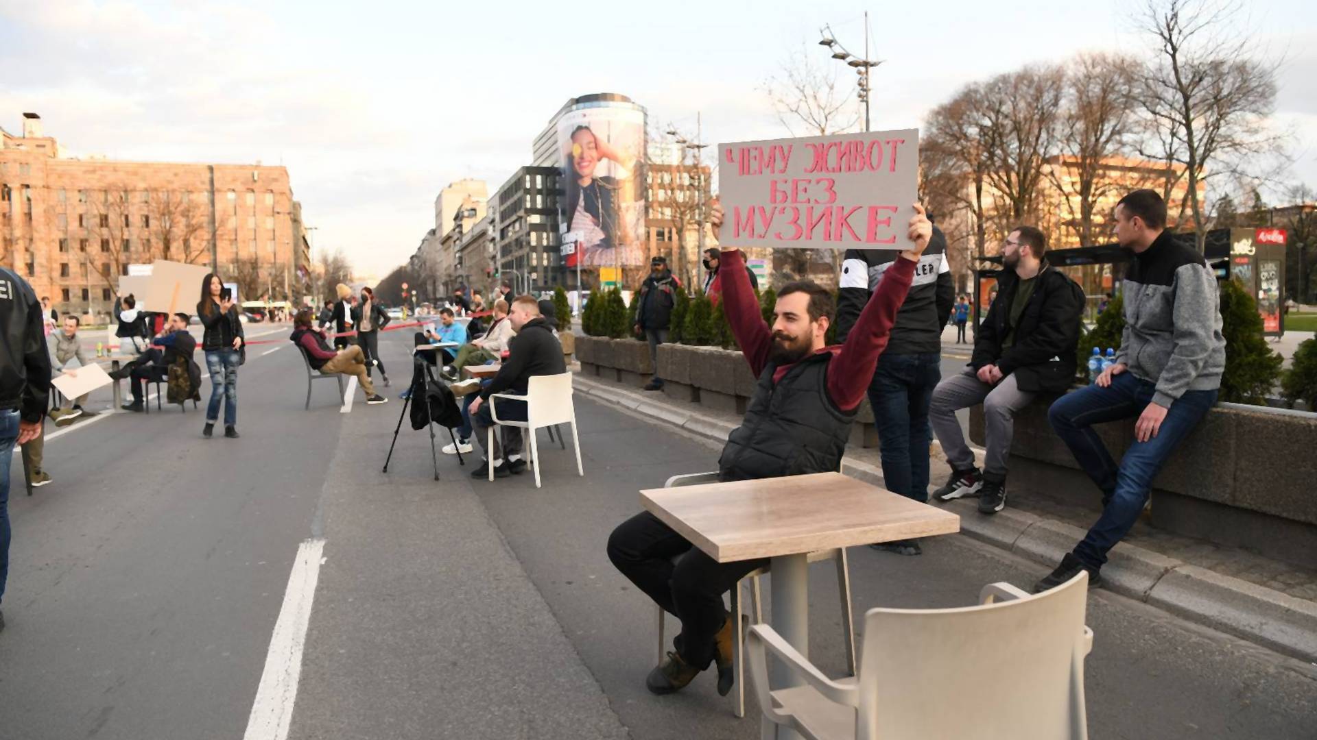 Ugostitelji izneli stolice i stolove na ulice Beograda u znak protesta protiv mera Kriznog štaba - zvižde, pevaju i ponašaju se kao u kafani