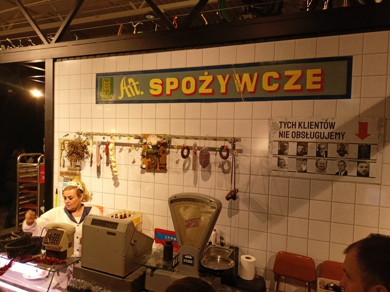 Przyjrzyjcie się tablicy "Tych klientów nie obsługujemy"