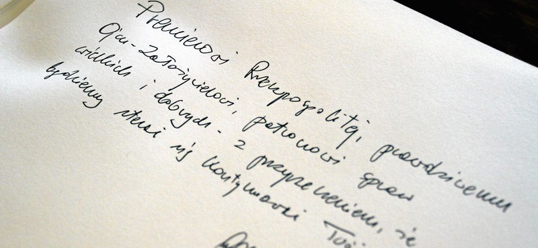 Tusk wpisał się do księgi kondolencyjnej. Zobacz pożegnanie z Mazowieckim