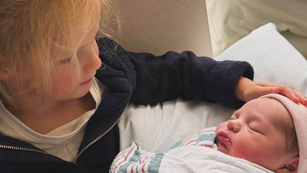 Rebel Wilson a jej manželka Ramona Agruma privítali svoju druhú dcéru Rose Estelle. Rebel Wilson zdieľa dojímavú fotografiu svojej 3-ročnej dcéry Royce, ktorá prvýkrát drží v náručí svoju malú sestričku Rose. 6.5.2026