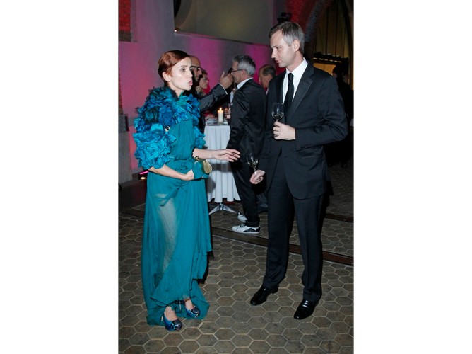 Katarzyna Zielińska chyba nie czuła się komfortowo w sukni od Gucciego - cały czas ją podtrzymywała.