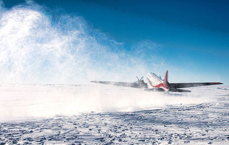 DC-3 na Antarktydzie 1 grudnia 2013 roku