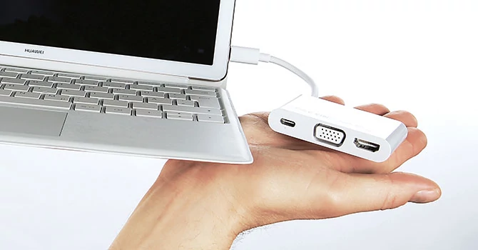 Praktyczne rozwiązanie: MateBook E ma adapter z USB-C do USB-C, VGA i USB-A.