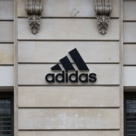 Koronavírus: az Adidas és a Deichmann döntése felháborodást keltett