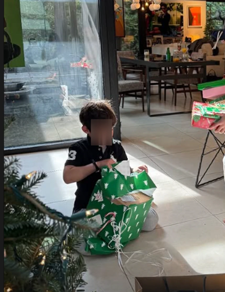 Sin Marije Karan otpakuje poklone