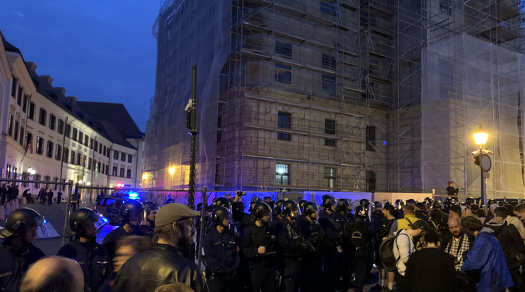Tegnap fél kilenc körül vittek fogdára a rendőrök néhány tüntetőt, köztük Tompos Mártont/Fotó:Blikk
