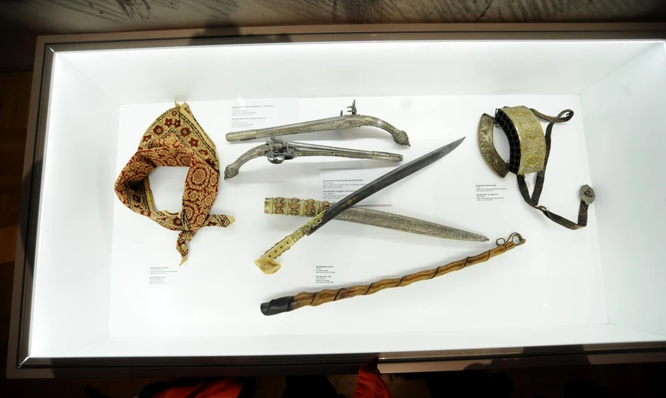 Marama vezana u čvor: Znak da se Vožd vratio u Srbiju