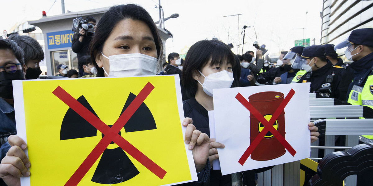 Decyzja Japonii o spuszczeniu radioaktywnej wody do morza od lat wywołuje protesty. Tu jeden z nich, odbywający się w Korei Południowej.