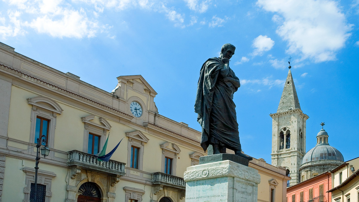 Z szacunku dla Owidiusza przedsiębiorca budowlany z włoskiej Abruzji sam odśnieżył plac w centrum miasta Sulmona, na którym stoi pomnik poety. Biznesmen powiedział prasie, że nie mógł patrzeć na zwały brudnego śniegu wokół statuy. Ukarany został grzywną.