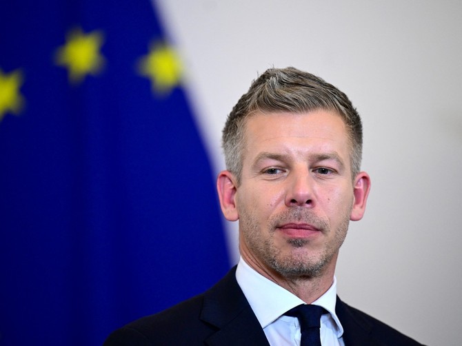 Ovo je devojka Petera Mađara: Krišom snimljen na aerodromu