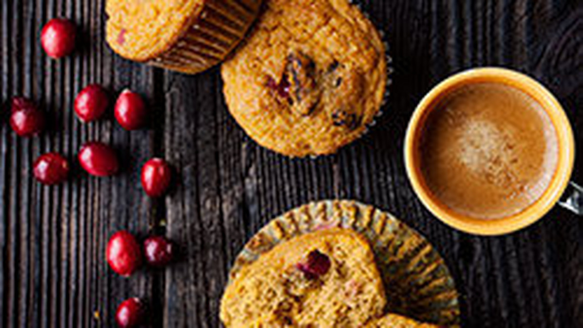 Jaglane muffinki dyniowe to propozycja dla miłośników lekkich i mało słodkich deserów. Babeczki, które nie zawierają białej mąki i cukru pomogą zachować zgrabną sylwetkę. Dodatkowo są bardzo zdrowe i idealnie smakują z poranną kawą.