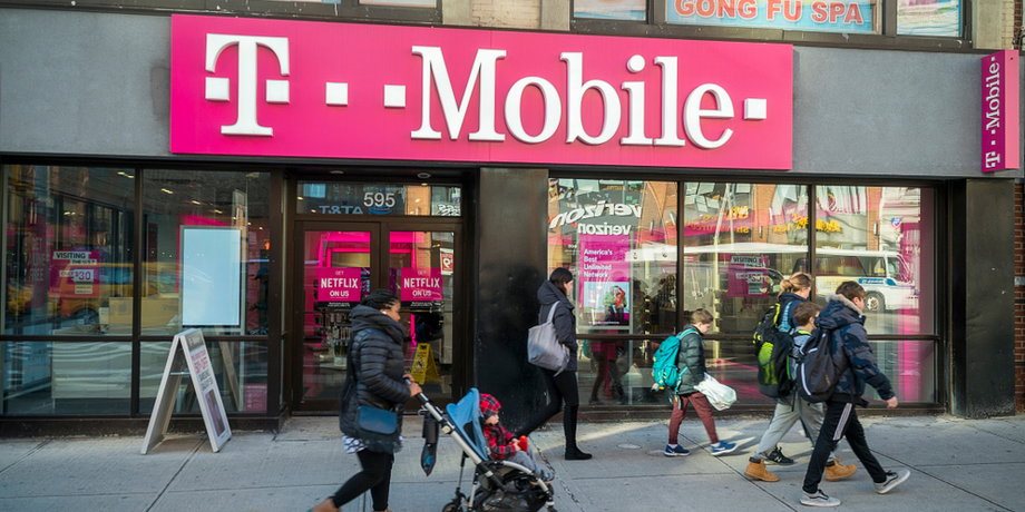 Oszuści podszywają się pod T-Mobile. Komunikat zachęca do udziału w ankiecie, a w zamian oferuje możliwość wygrania najnowszych smartfonów.