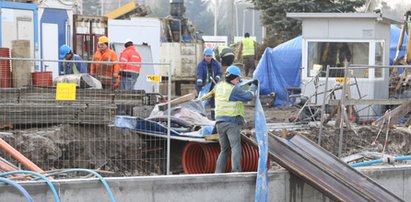 Przejścia dla pieszych już widać, tunel ciągle zasypany