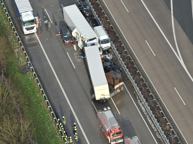 1 osoba zginęła, jest wielu rannych. Ratownicy mieli problemy z dotarciem do ofiar w rozbitych autach
