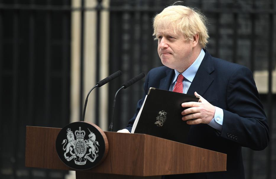 Boris Johnson megrendülten nyilatkozott, miután felépült a koronavírusból. Betegsége nem tett rosszat a népszerűségének. / Fotó: MTI/EPA