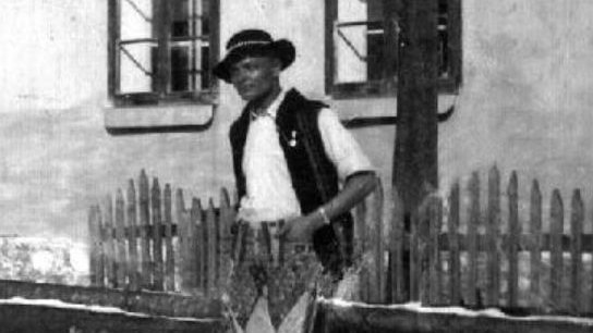 Ignacy Pluciński przed swoim domem w Jurgowie