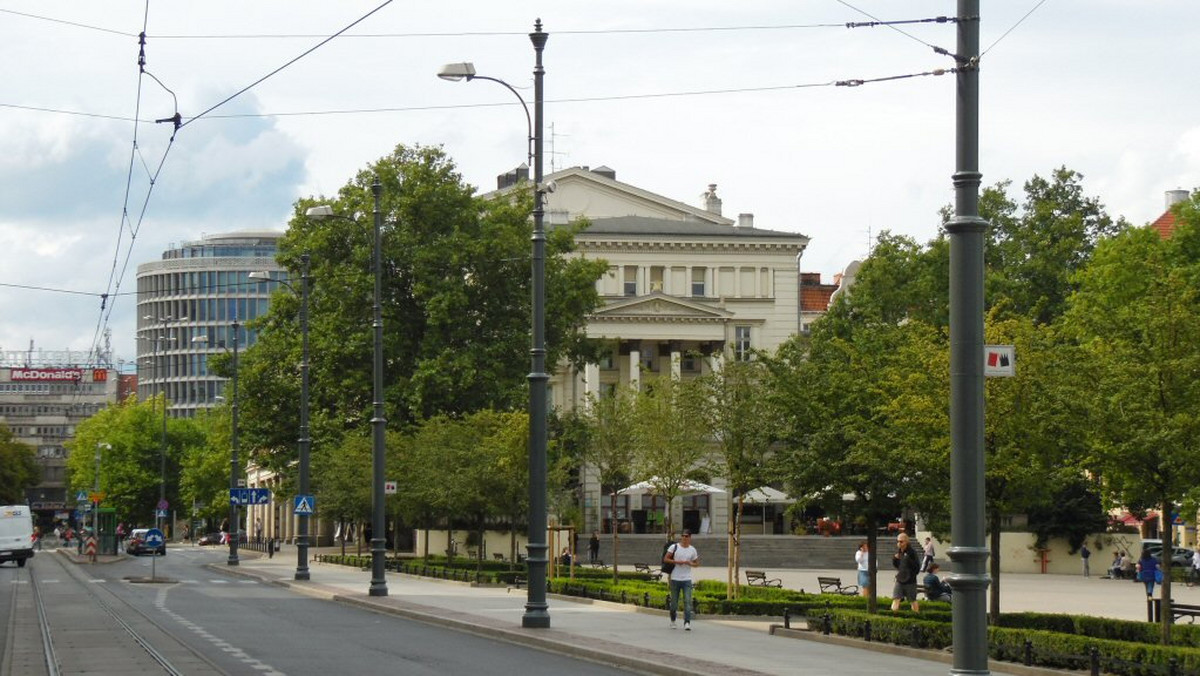 Coraz więcej wiat przystankowych, słupów trakcyjnych, koszy na śmieci i ulicznych barierek jest koloru grafitowego. To nie podoba się jednak radnemu PiS Michałowi Grzesiowi: – Zaczęły mnie przerażać smutne, szare przystanki. Czy Poznań ma być w barwach więziennych?