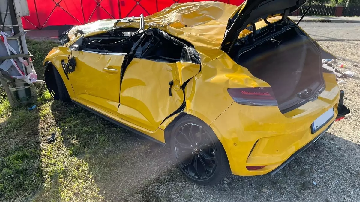 W wypadku Renault w Harmężach zginęło trzech młodych mężczyzn