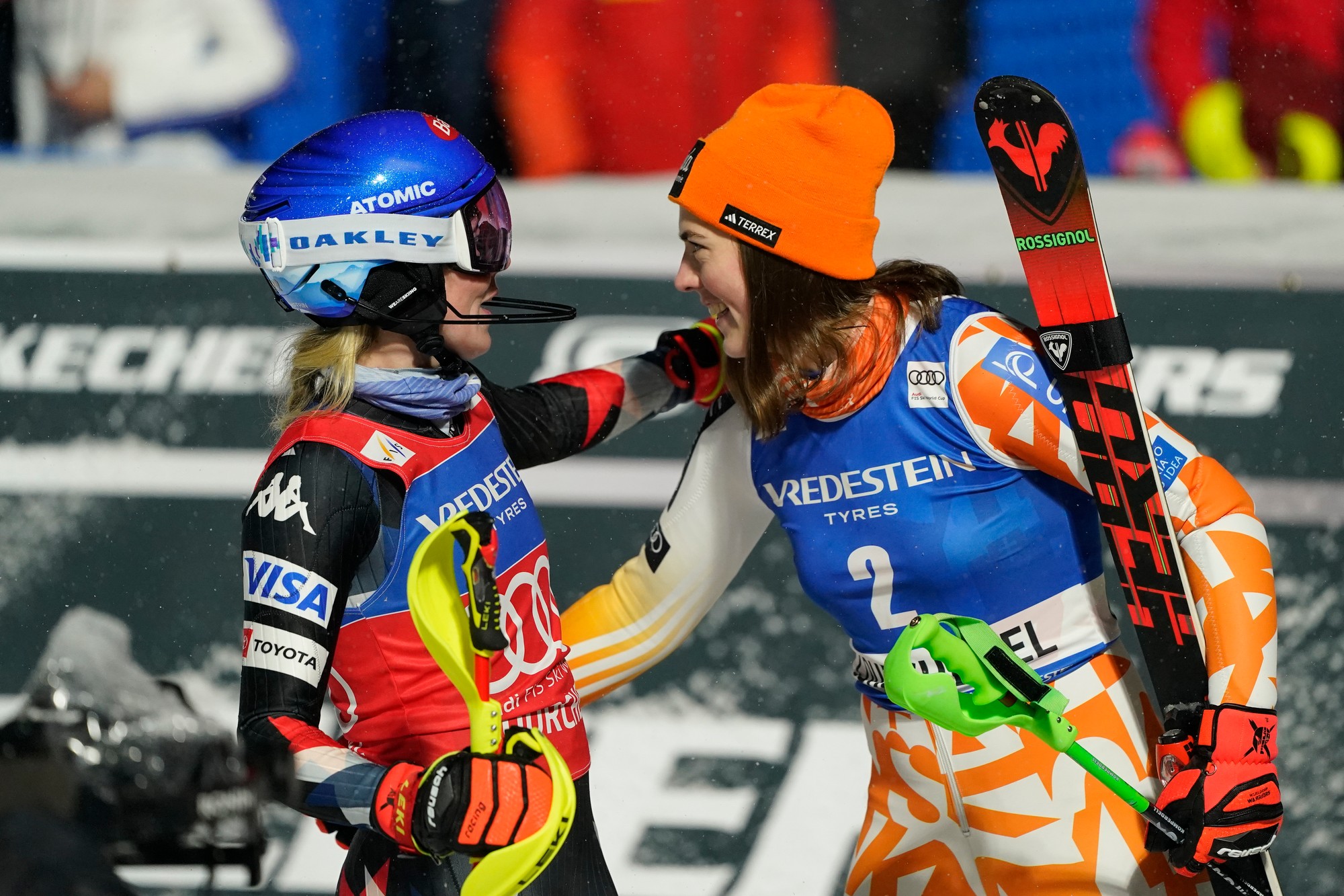 Slovenská lyžiarka Petra Vlhová (vpravo) prijíma gratuláciu od druhej Američanky Mikaely Shiffrinovej.