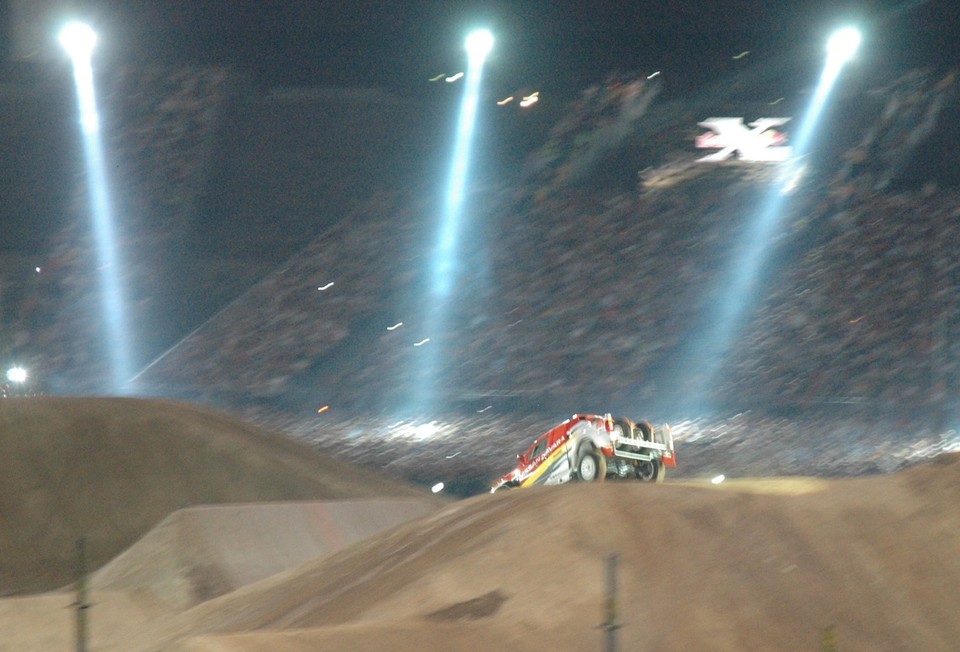 Nissany rozjeżdżały Stadion X-lecia