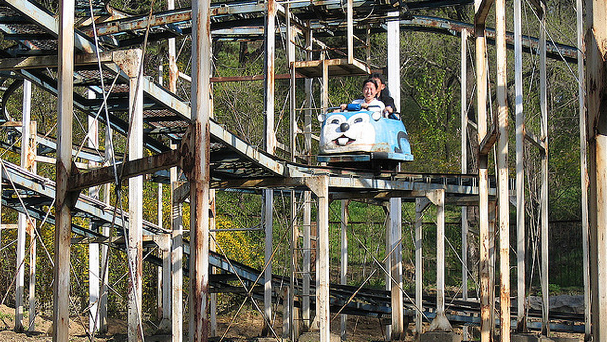 Rdzewiejący lunapark Mangyongdae leży kilkanaście kilometrów od stolicy Korei Północnej, miasta Pjongjang (Phenian). Stanowi atrakcję głównie dla nielicznych turystów, którzy uwieczniają go na zdjęciach, zaskoczeni istnieniem parku rozrywki w państwie nazywanym "obozem pracy".