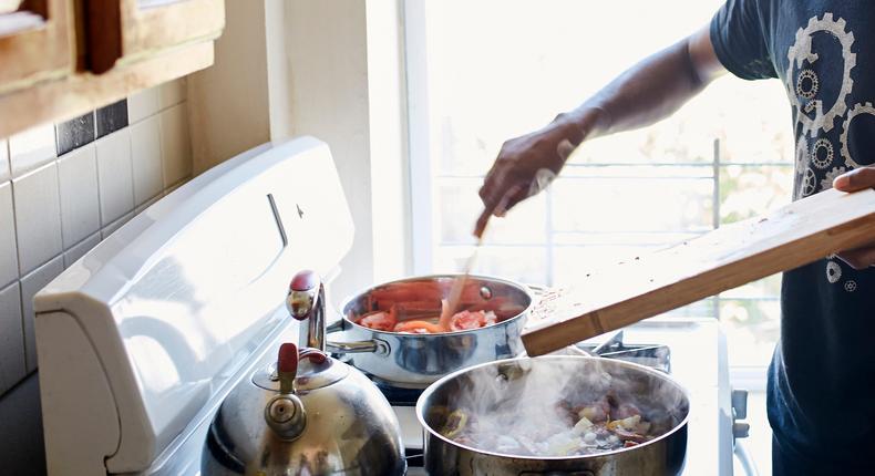 Un homme en train de cuisiner. Granger Wootz/Getty Images