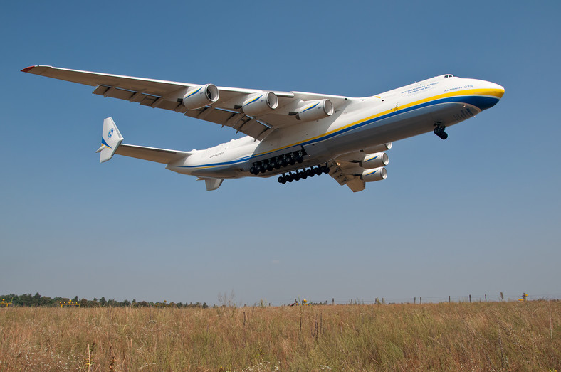 Antonow An-225 ląduje na lotnisku Kijów-Hostomel