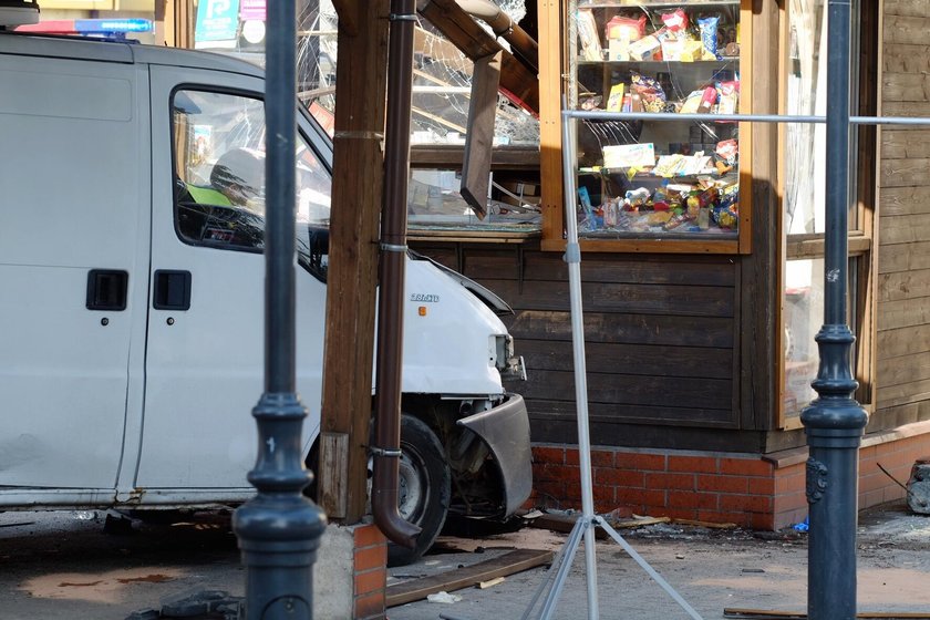 Tragedia w Zgierzu. Bus wjechał w przystanek autobusowy, nie żyje 40-letnia kobieta