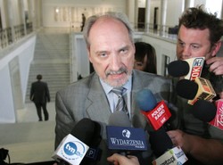 Macierewicz: Rząd wiedział o problemach na lotnisku