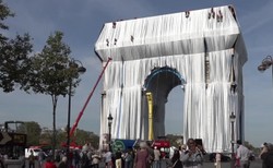 Łuk Triumfalny "opakowany" w plastik. Wcielono w życie projekt zmarłego artysty Christo