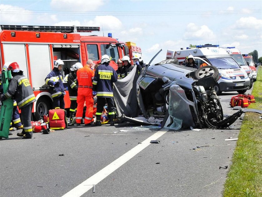 Kilkanaście dni walczyli o życie 7-latki. Zmarła dziewczynka ranna w wypadku