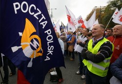 Poczta Polska jak wóz drabiniasty? Pocztowcy protestowali pod resortem