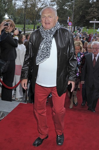 Jerzy Gruza na czerwonym dywanie przed Teatrem Muzycznym w Gdyni