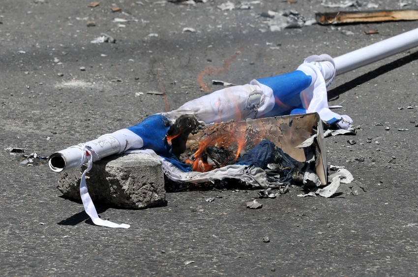 Spaljena izraelska zastava u Hebronu