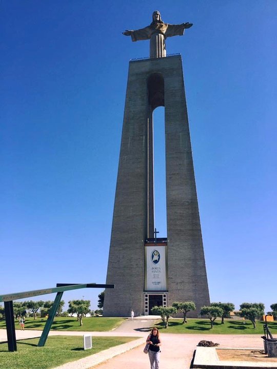 Został zainspirowany statuą Chrystusa Odkupiciela z Rio de Janeiro w Brazylii, po tym jak Kardynał Patriarcha Lizbony odwiedził ten pomnik. Projekt zainaugurowano 17 maja 1959 r. Sanktuarium Chrystusa Króla to pomnik o wys. 25 m. z widokiem na Lizbonę położony obok rzeka Tag w Almadzie w Portugalii. 