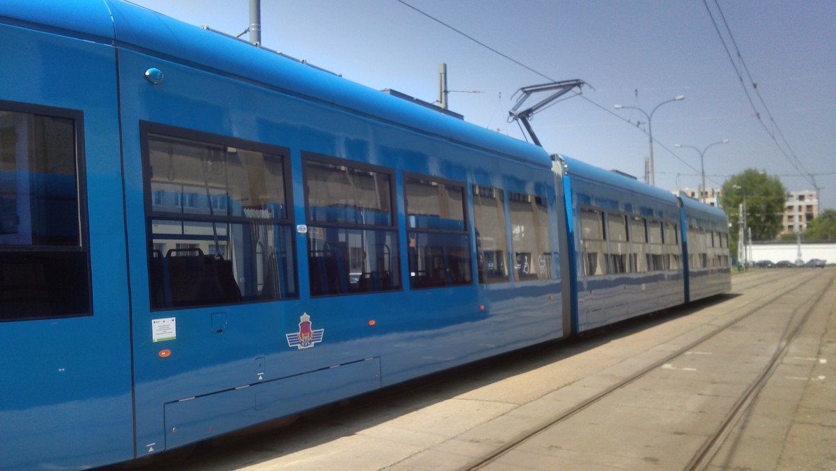 Już wkrótce krakowskie tramwaje mają jeździć ciszej, bez charakterystycznego zgrzytu kół o tory. Zarząd Infrastruktury Komunalnej i Transportu rozpoczyna bowiem pilotażowy program konserwacji torów, polegający na ich szlifowaniu. Zabiegowi poddawane są nowo oddawane torowiska, ale jeszcze w tym roku testowy zabieg zostanie wykonany na starszych torach.