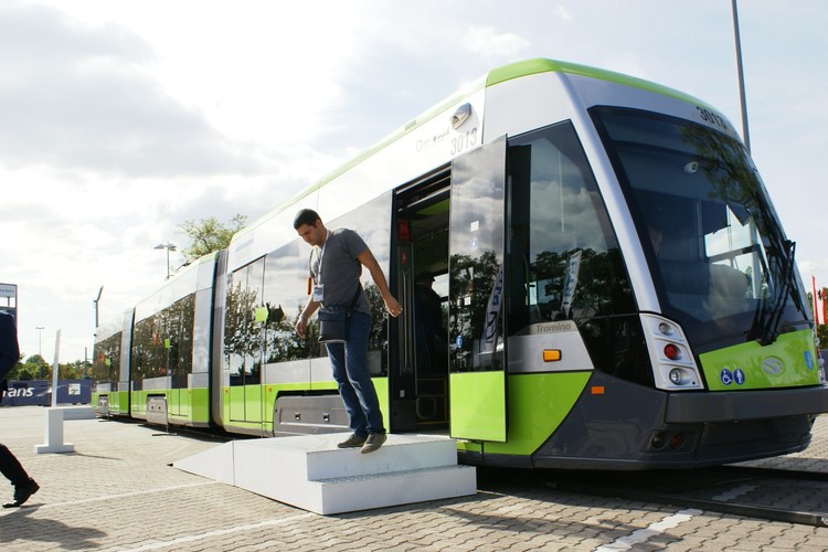 Polski Solaris, który jest potęgą w produkcji autobusów, chciał podbić Europę tramwajami. Od 2009 r. pojazdy Tramino udało mu się dostarczyć: w Polsce do Poznania i Olsztyna, a w Niemczech do Jeny i Brunszwiku (w realizacji jest kontrakt dla Lipska). Podczas Innotrans gruchnęła wiadomość, że Solaris łączy siły ze szwajcarskim Stadlerem, w związku z czym na polskim rynku tramwajowym od tej pory będą działać w konsorcjum - np. w ogłoszonym ostatnio przetargu na tramwaje dla Krakowa. W branży jest to odczytywane jako oddanie przez Solarisa pałeczki tramwajowego dyrygenta Stadlerowi i skoncentrowanie się na rynku autobusowym. <br><br>
Na zdj. Tramwaj Tramino, Solaris w czasie targów kolejowych Innotrans w Berlinie. Fot. Konrad Majszyk