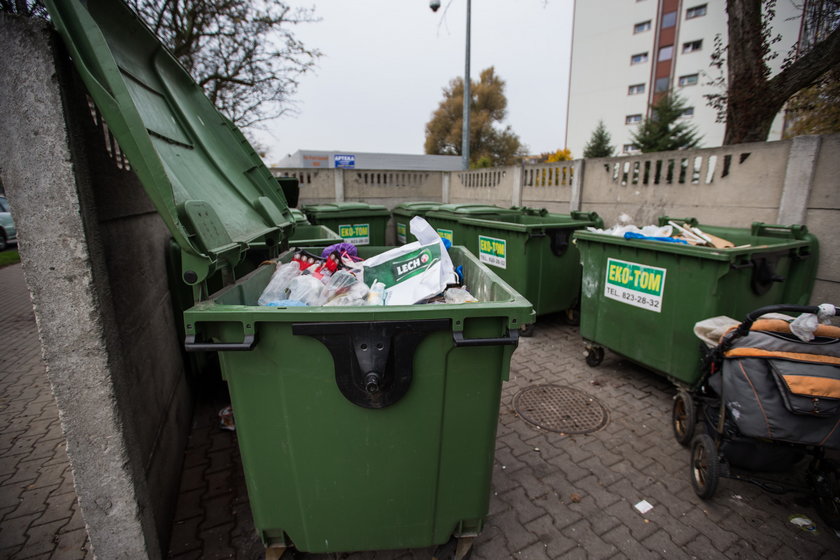 Więcej śmieciarek odbiera w Poznaniu zalegające odpady