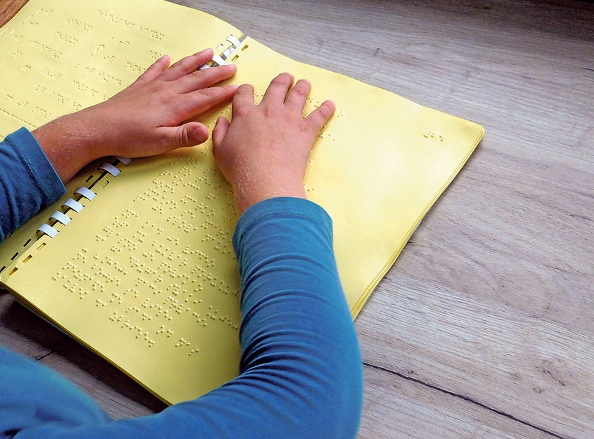 Volim da čitam Brajev bukvar. U njemu piše: „Hej, đaci prvaci, ne bojte se ničeg više, neznanje će danas zauvek da zbriše“, priča David kroz osmeh