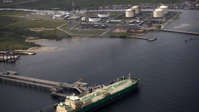 A ship berths near the Nigeria Liquified Natural Gas company (NLNG) near Finima village, during an aerial tour by the Royal Dutch Shell company, in Bonny March 22, 2013. REUTERS/Akintunde Akinleye