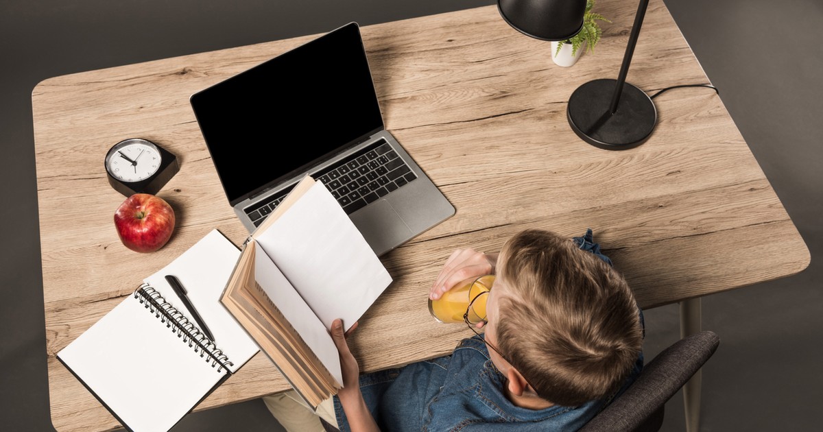 Pokój ucznia. Dlaczego warto wybrać biurko z elektryczną regulacją wysokości?