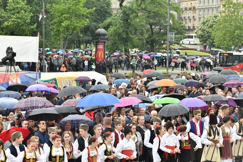 .Okupljeni građani ispred parlamenta