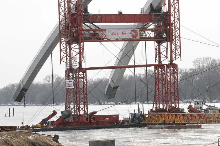 Nowy toruński most będzie miał 540 m długości i 24 m szerokości. Prowadząca przez przeprawę droga posiadać będzie dwie jezdnie po dwa pasy ruchu w każdym kierunku jazdy oraz pełną infrastrukturę: zatoki autobusowe, chodniki, drogę rowerową, oświetlenie i odwodnienie. Całkowita długość trasy mostowej wraz z drogami dojazdowymi wyniesie 4100 m.