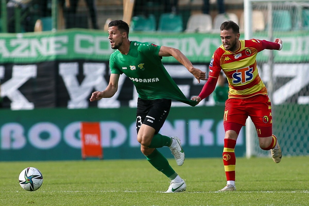 Zawodnik Górnika Łęczna Bartłomiej Kalinkowski (L) i Jesus Imaz (P) z Jagiellonii Białystok podczas meczu ostatniej kolejki piłkarskiej Ekstraklasy