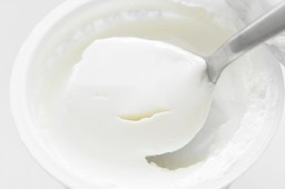 szkło w jogurcie. produkt wycofywany z rynku, ostrzeżenie dla konsumen