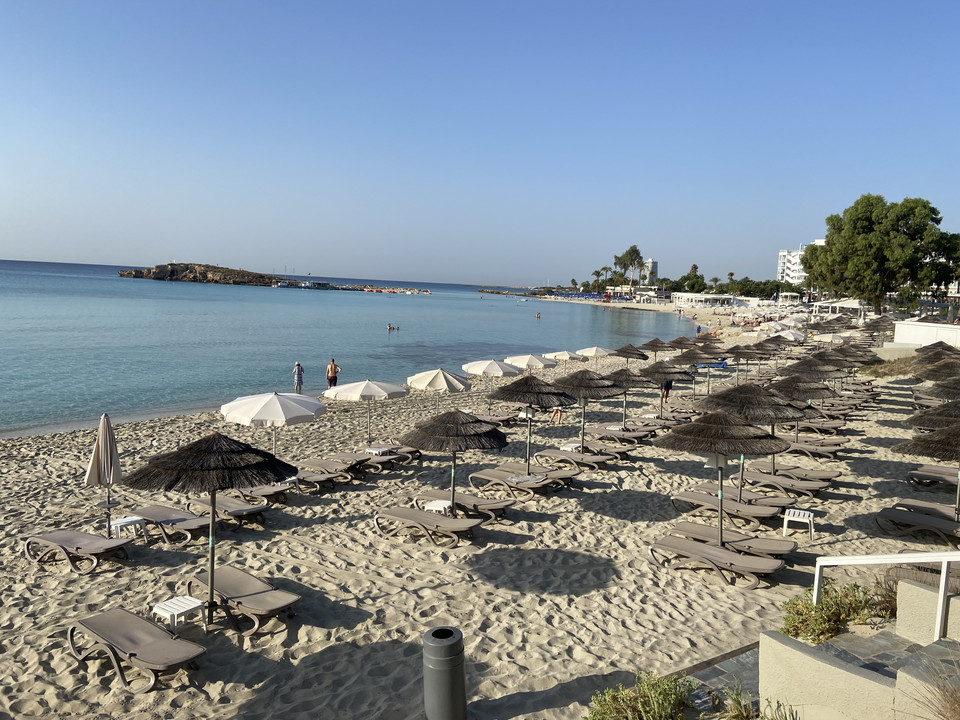 Widok z hotelu Nissi Beach Resort w Agia Napa