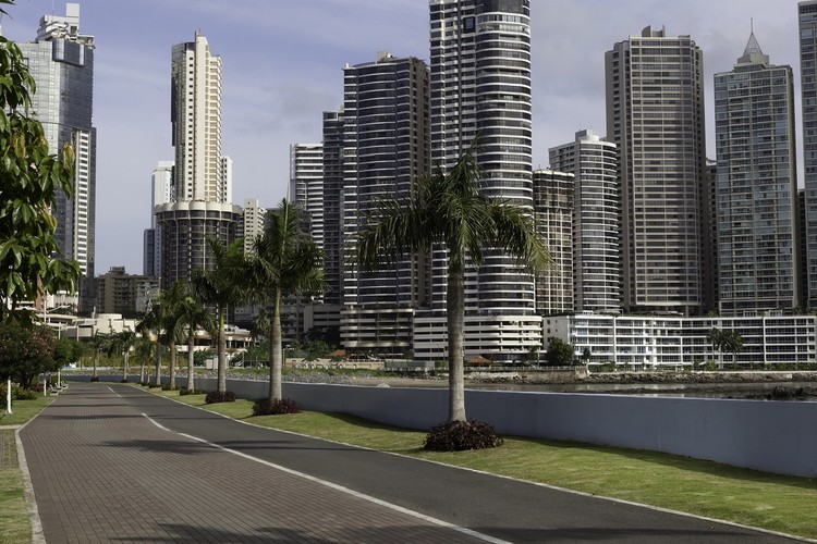 Mimo wszystko, trudno opisywać atrakcje Panamy bez wspominania o tym, z czego od ponad stu lat słynie ten kraj. Jedną z największych atrakcji turystycznych jest oczywiście znany na całym świecie kanał. Mówi się, że połączył dwa światy, bo dzięki niemu nie trzeba już opływać Ameryk, by przedostać się z Atlantyku na Ocean Spokojny. Z pewnością jest to jeden z najsłynniejszych na świecie skrótów i jedna z najważniejszych dróg wodnych. Trudno o bardziej doskonały przykład morskiej inżynierii, o tak istotnym znaczeniu dla jakości morskiej żeglugi. Panama niewątpliwie zawdzięcza mu dziś swoją pozycję w regionie – najlepiej rozwiniętego kraju w Ameryki Środkowej. 
Kanał Panamski rozciąga się na długości 81 kilometrów. Centrum turystyczne znajdujące się na wysokości jednej z jego śluz, Miraflores, jest doskonałym punktem widokowym, z którego możemy podziwiać operacje otwierania i zamykania olbrzymiej zapory. Bez względu na to czy postanowicie pokonać cały, czy tylko wybrany odcinek kanału statkiem, możecie być pewni, że przez całą drogę towarzyszyć Wam będą niezapomniane widoki. Tropikalna przyroda otaczająca kanał to wprost wymarzony kontrast. Możecie też kupić bilet na kolejkę, której trasa biegnie między dżunglą a kanałem – wspaniałe przeżycie. 
Panama City
Oczywiście sama stolica również wymaga stosownej uwagi. Panama City, nazywana Miami Południa, zachwyca nowoczesną linią wieżowców i drapaczy chmur wtopionych w tropikalny krajobraz. Choć panorama miasta bardziej przypomina nowojorski Manhattan niż typowe miasto Ameryki Centralnej, wciąż zachowała się jego historyczna część, z tradycyjną, kolonialną zabudową – Casco Viejo, które stanowi dzielnicę najchętniej odwiedzaną przez turystów. Wspaniała architektura, mnogość butików i restauracji, tworzą magiczny klimat tego miejsca, zwłaszcza w kontraście do niezwykle kosmopolitycznej, nowoczesnej części.
– Dzisiejsza Panama City to miasto, które przeszło wiele transformacji. Jego ponad pięciusetletnia historia sięga 1519 roku, kiedy to Pedro Arias de Avila, wraz z około setką hiszpańskich osadników założył pierwsze miasto na tym wybrzeżu Pacyfiku – Panama Viejo. Stanowiło ono bardzo ważny port, z którego transportowano do Europy niemal całe złoto i srebro, które Hiszpanie zabrali Inkom. W 1671 został on zniszczony i spalony przez piratów, mieszkańcy przenieśli się więc kilka kilometrów dalej i na nowym terenie, Casco Viejo, odbudowali miasto– wyjaśnia Piotr Wilk z biura podróży Rainbow. 
Dziś, zarówno Panama Viejo, której pozostałości zostały wpisane na listę światowego dziedzictwa UNESCO, jak i jej następca, Casco Viejo znajdują się obrębie nowoczesnej metropolii. Obie odsłony nowej Panamy, zarówno tę zabytkową, jak i nowoczesną,  można zobaczyć np. z Ancon Hill. Wzgórze, jako część Strefy Kanału Panamskiego, przez niemal cały dwudziesty wiek znajdowało się pod jurysdykcją Stanów Zjednoczonych. Teren, mimo, że znajduje się w środku miasta, pozostał niezurbanizowany i wciąż w dużej części porasta go las deszczowy, w którym można spotkać leniwce, jelenie czy pancerniki. Miejsce zdecydowanie godne polecenia.