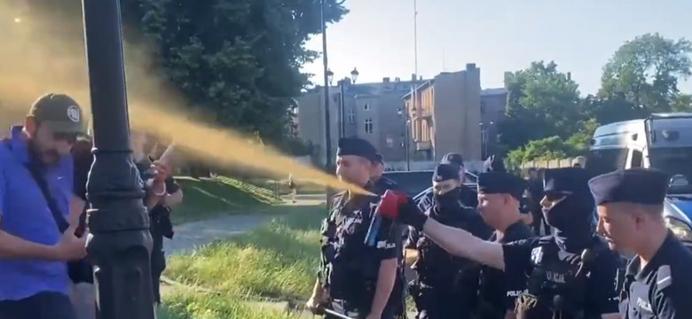 Policja spryskała gazem protestujących przed konwencją Kaczyńskiego. Ostra wymiana zdań